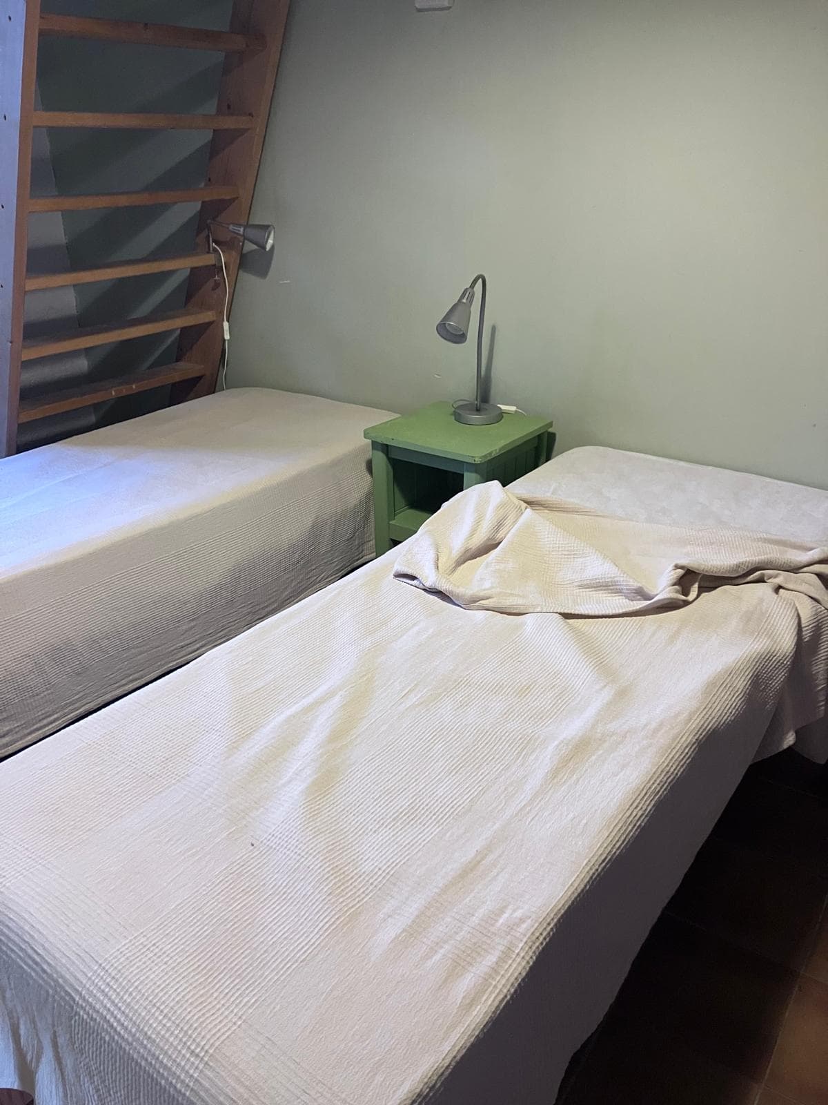 Lit fait avec matelas et protège-matelas uniquement